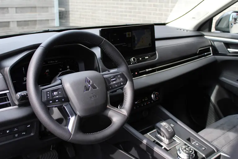 Mitsubishi Outlander 2.4 PHEV First Edition 20" LM velgen, Stuur+stoelverwarming, Standkachel, Premium audio, PDC V+A, afbeelding 9