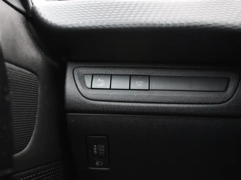 Peugeot 2008 GT-Line 1.2 PureTech 110PK EAT6 Automaat Panoramadak, Camera Achter, Parkeerhulp achter, Lichtmetalen velgen afbeelding 17