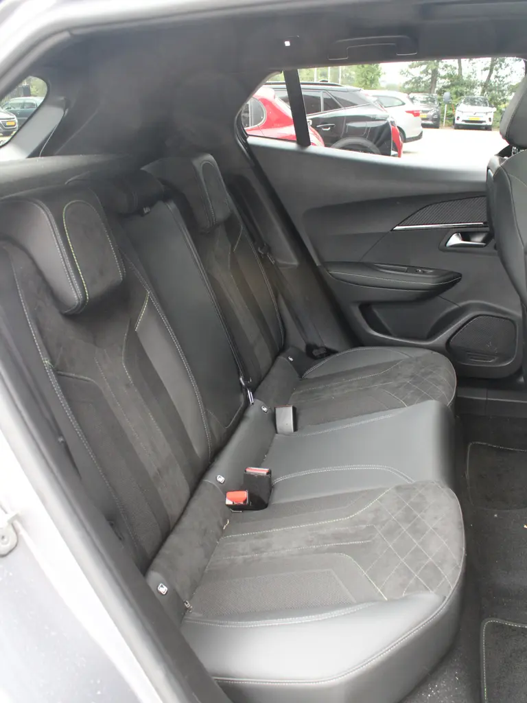 Peugeot 2008 1.2 PureTech 130PK EAT8 GT Pack Camera, Trekhaak, Dode hoekbewaking, Keyless entry afbeelding 34