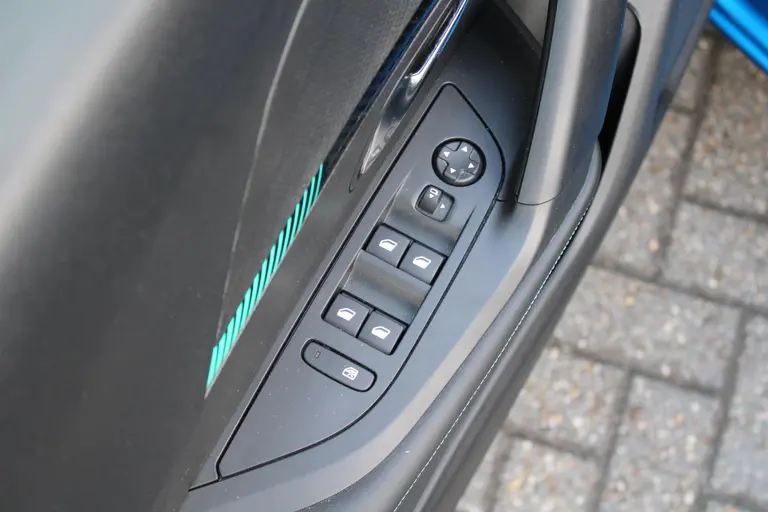 Peugeot e-2008 EV Allure Pack 50 kWh Navigatie, CruiseControl, Keyless Start, Airco, Applecarpl./Andr. Auto afbeelding 8