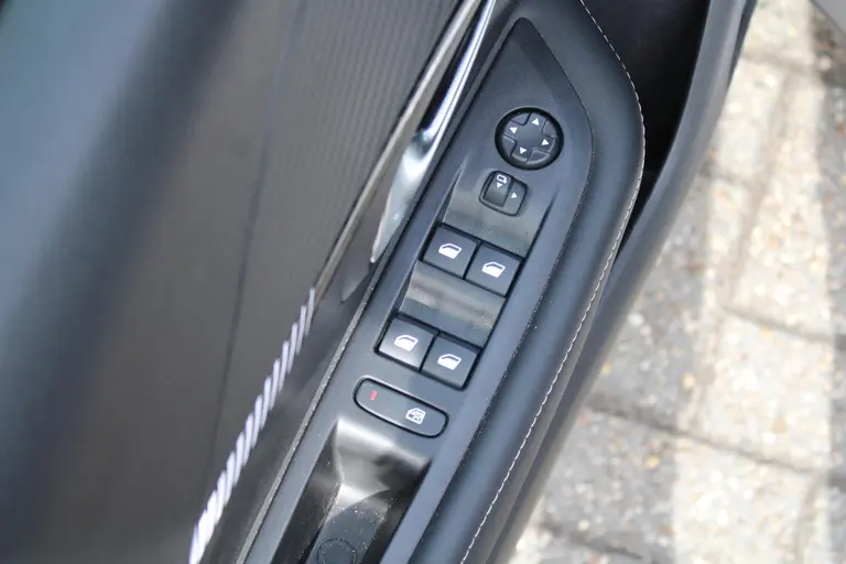 Peugeot 208 Hybrid 100 e-DCS6 Allure Automaat, Navigatie, Applecarpl./Andr. Auto, Keyless entry/Start afbeelding 14