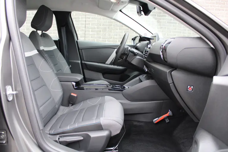 Citroën C4 1.2 Puretech Plus 131pk, Automaat, Navigatie, Keyless Entry/Start, Luxe bekleding, Achteruitrijcamera afbeelding 32