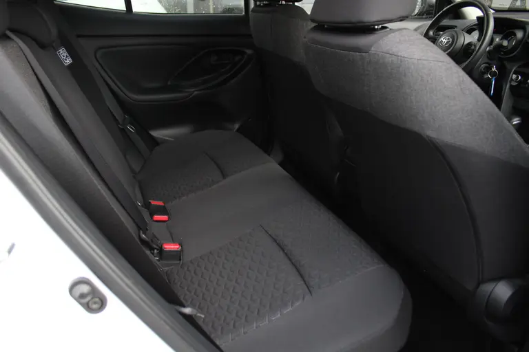 Toyota Yaris Cross 1.5 Hybrid Achteruitrijcamera, Bluetooth, Cruise Control Adaptief, Climate Control afbeelding 17