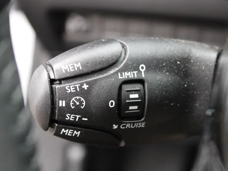 Peugeot 2008 Allure 1.2 PureTech 100PK Navigatie, Camera Achter, parkeerhulp voor en achter, Apple Carplay/Android auto draadloos afbeelding 29