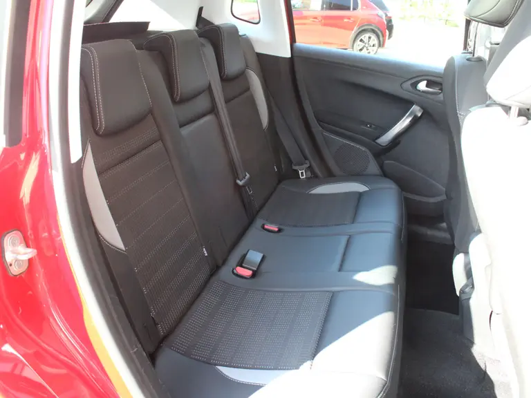 Peugeot 2008 1.2 PureTech 110PK Allure Trekhaak Achteruitrijcamera, Panoramadak afbeelding 27