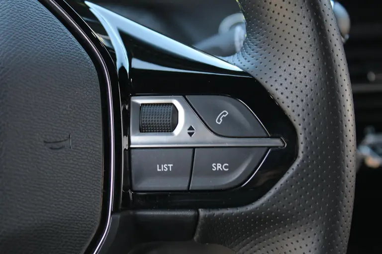 Peugeot 2008 1.2 PureTech GT 130PK Achteruitrijcamera, Navigatie, Cruise Control, Parkeersensoren afbeelding 31