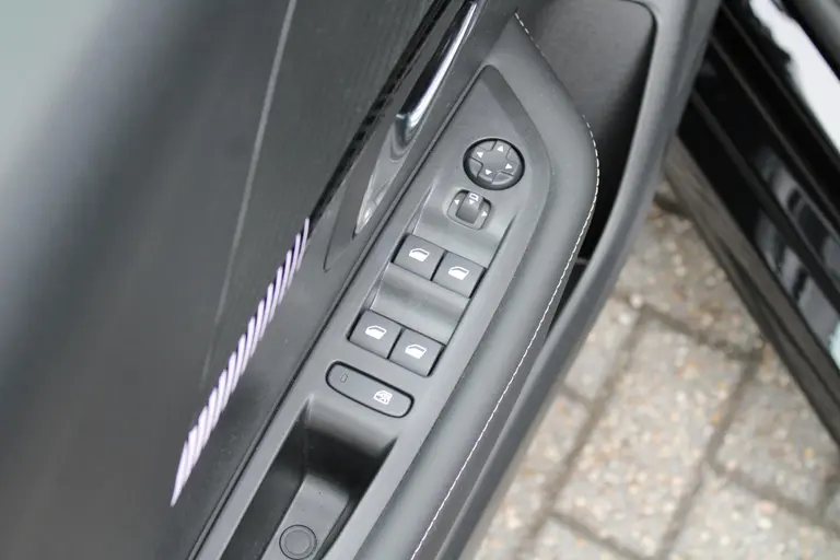 Peugeot 208 Allure 1.2 PureTech 100PK Navigatie, Stoelverwarming, Camera achter, Parkeerhulp voor & Achter, Lichtmetalen velgen afbeelding 12