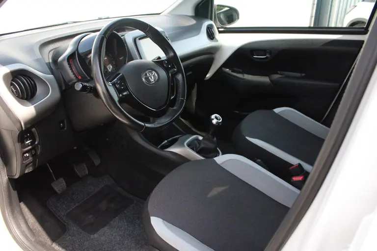 Toyota Aygo 1.0 VVT-i x-play Achteruitrijcamera, Airco, Bluetooth, Elektrische Ramen afbeelding 13