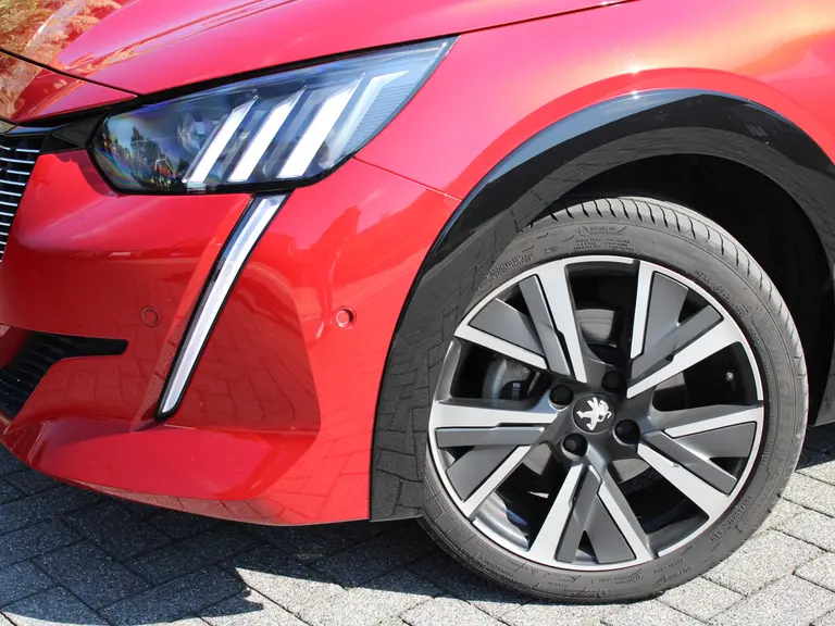 Peugeot 208 1.2 PureTech GT 100PK Navigatie, Panoramadak, Keyless start, Achteruitrijcamera, Apple CarPlay-Android Auto, Parkeersensoren voor & achter afbeelding 2