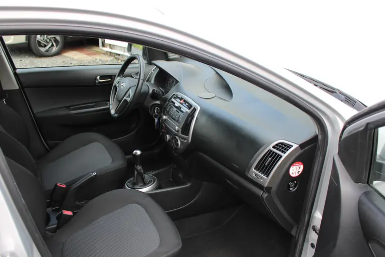 Hyundai i20 1.2i i-Motion 5-Deurs Afneembare Trekhaak, Airco, Parkeersensoren Achter, Radio/CD Speler afbeelding 19