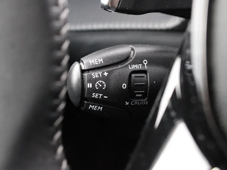 Peugeot 2008 1.2 PureTech 130PK Allure Pack EAT8 Navigatie, Trekhaak afneembaar, Camera Achter, Parkeerhulp achter, Climate Control afbeelding 39