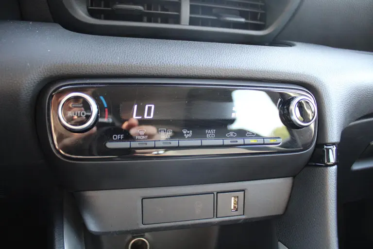 Toyota Yaris 1.5 Hybrid Active Automaat, Applecarplay/Androidauto, Cruise Control afbeelding 19