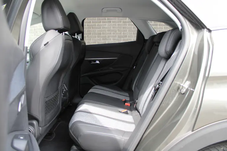 Peugeot 3008 1.2 PureTech Allure Automaat, Trekhaak, Navigatie, CruiseControl, Applecarpl./Andr. Auto afbeelding 11