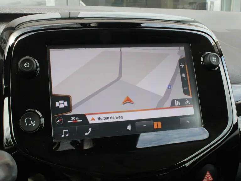 Peugeot 108 1.0 e-VTi 72PK GT-Line Achteruitrijcamera, Navigatie, Apple Carplay/Android Auto afbeelding 19