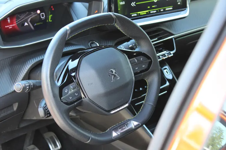 Peugeot 2008 1.2 PureTech GT 130PK Achteruitrijcamera, Navigatie, Cruise Control, Parkeersensoren afbeelding 4