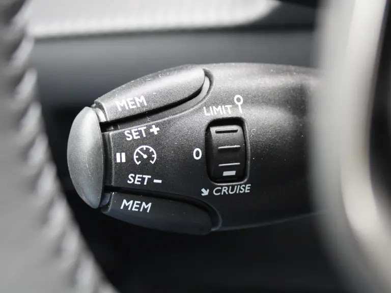 Peugeot 208 Allure Hybrid 100PK e-DCS6 Automaat Navigatie, Parkeerhulp voor & achter, Camera achter, Climate Control afbeelding 29