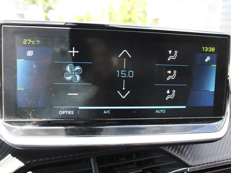 Peugeot e-2008 EV GT Pack 50 kWh 136PK Automaat Alcantara bekleding, Stoelverwarming, Focal Hifi, Achteruitrijcamera afbeelding 21