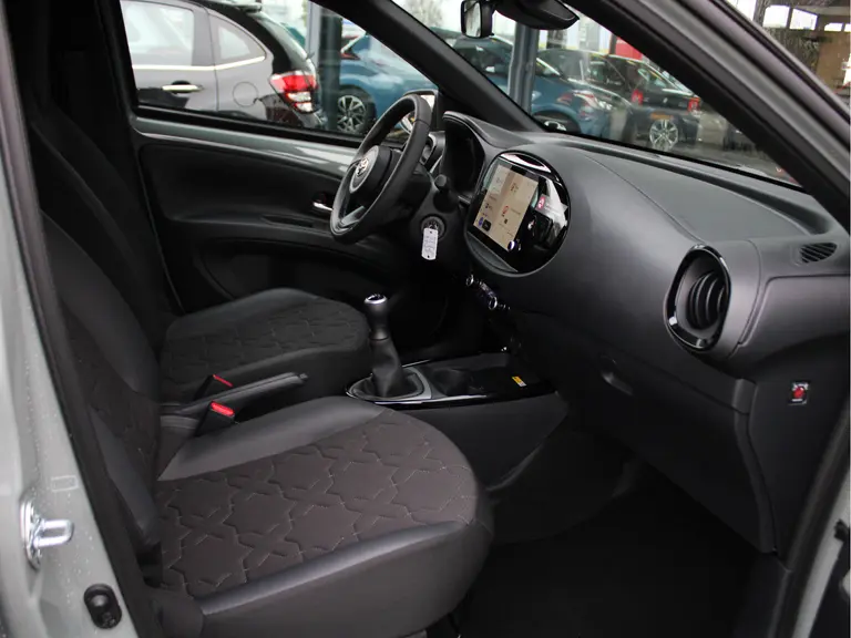 Toyota Aygo X 1.0 VVT-i MT Envy Cruise Control Adaptief, Achteruitrijcamera, Navigatie, Parkeersensoren Voor en Achter afbeelding 32