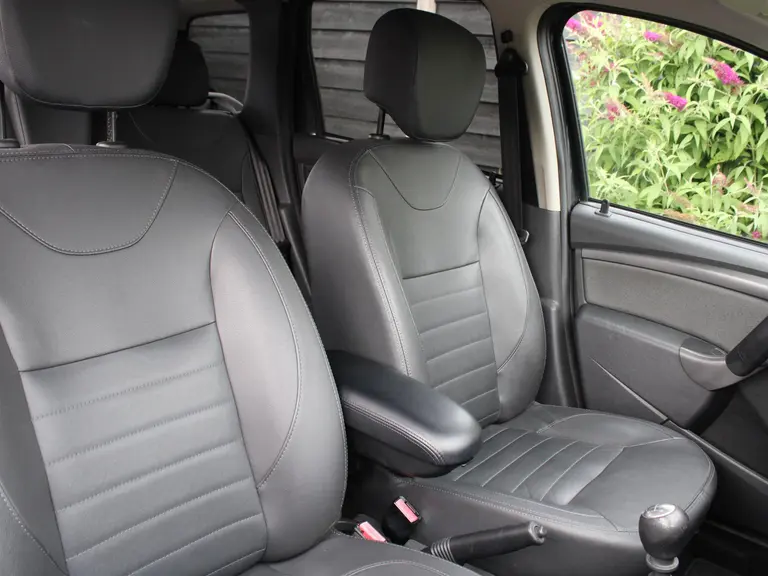 Dacia Duster Blackshadow 1.2 TCe 4x2 125PK Leder, Trekhaak, Achteruitrijcamera, Navigatie, Airco afbeelding 14