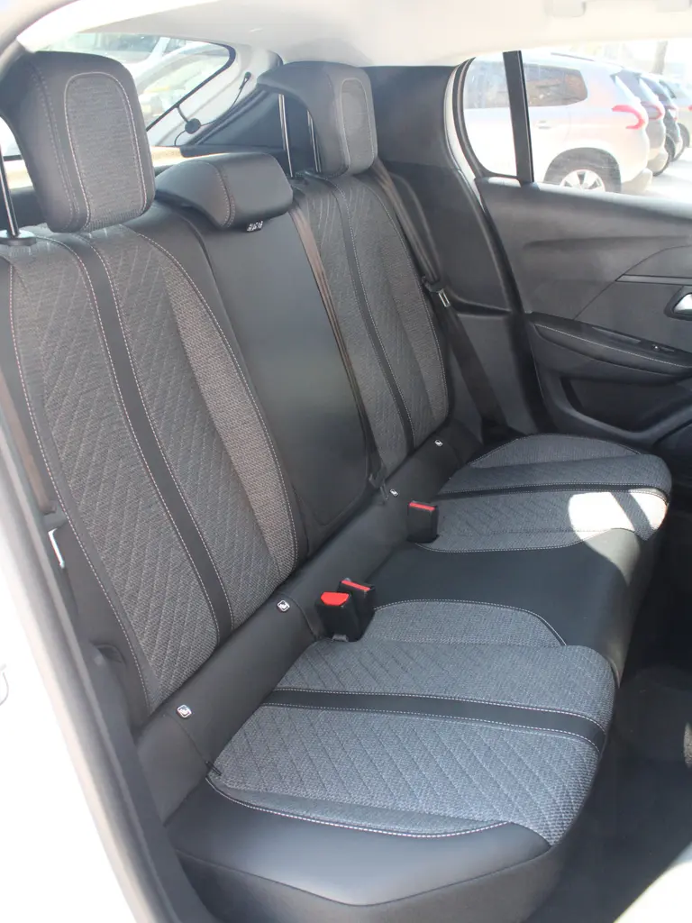 Peugeot 208 1.2 PureTech 100 Allure Navigatie, Stoelverwarming, Camera achter, Parkeerhulp voor & Achter, Lichtmetalen velgen afbeelding 23