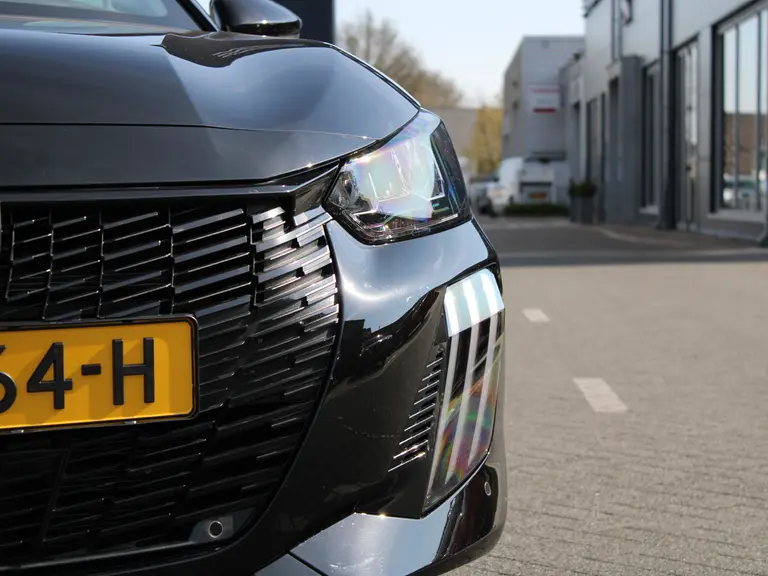 Peugeot 208 1.2 PureTech 100PK Allure Navigatie, Stoelverwarming, Camera achter, Parkeerhulp voor & Achter, Lichtmetalen velgen afbeelding 3