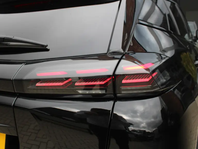 Peugeot 2008 GT 1.2 PureTech 130PK EAT8 Alcantara, Stoelverwarming, Camera, Navigatie, Cruise controle adaptief afbeelding 12
