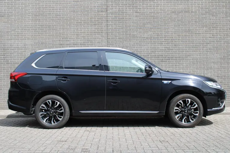 Mitsubishi Outlander 2.0 PHEV instyle+ Cruise/Climate control, Trekhaak, Sch.kanteldak,  Navigatie, Camera, Parkeersensoren Hybride batterij capaciteit: 34,2 Ah. Trekgewicht 1.500 kg. afbeelding 3