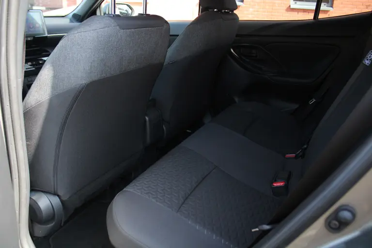 Toyota Yaris Cross 1.5 Hybrid Dynamic Automaat Achteruitrijcamera, Bluetooth, Airco Automatisch, Cruise Control Adaptief, Navigatie afbeelding 18