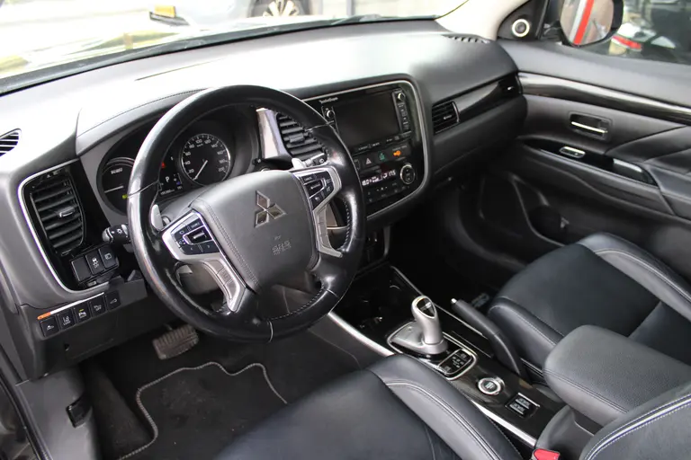 Mitsubishi Outlander 2.0 PHEV instyle+ Cruise/Climate control, Trekhaak, Sch.kanteldak,  Navigatie, Camera, Parkeersensoren Hybride batterij capaciteit: 34,2 Ah. Trekgewicht 1.500 kg. afbeelding 12