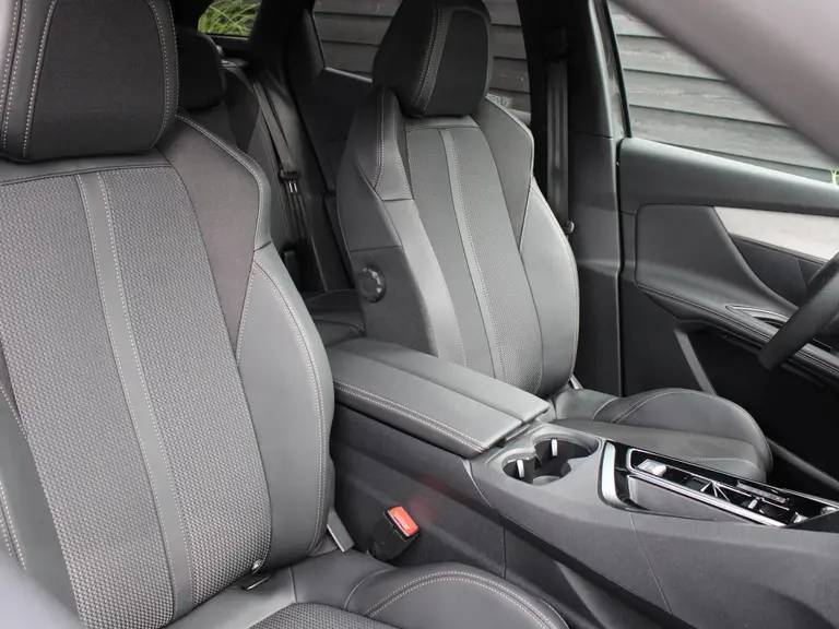 Peugeot 3008 GT 1.2 PureTech 130PK EAT8 Automaat Navigatie, Keyless, Elektrische Kofferbak, Stoelverwarming, Adaptieve Cruise Control afbeelding 16
