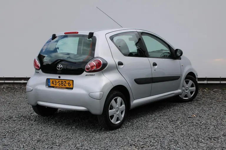 Toyota Aygo 1.0-12V Now Airco, Elektrische Ramen, Centrale Vergrendeling, Radio afbeelding 2