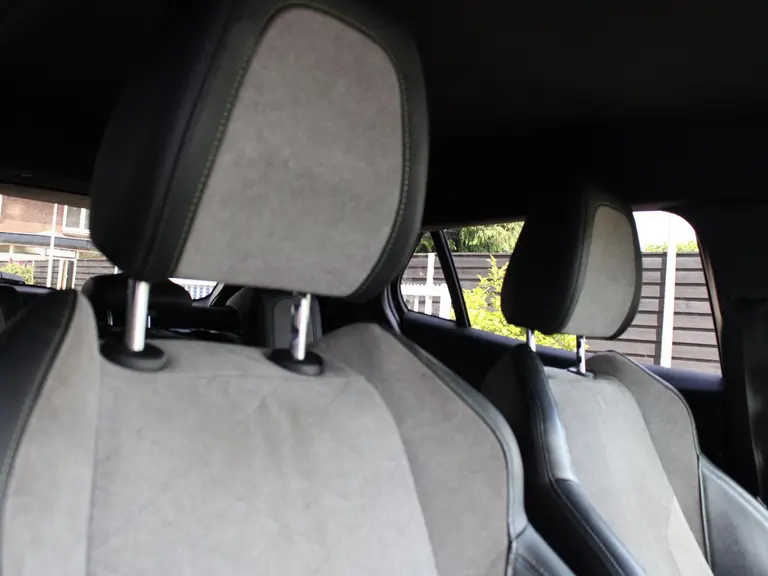 Peugeot e-2008 EV GT Pack 50 kWh 136PK Automaat Alcantara bekleding, Stoelverwarming, Focal Hifi, Achteruitrijcamera afbeelding 31
