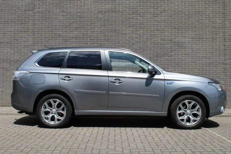 Mitsubishi Outlander 2.0 PHEV Instyle Cruise/Climate control, Navigatie, Trekhaak, Elek.schuifdak, Leder int.,  Stoel verwarming Trekgewicht 1.500 KG! afbeelding 3