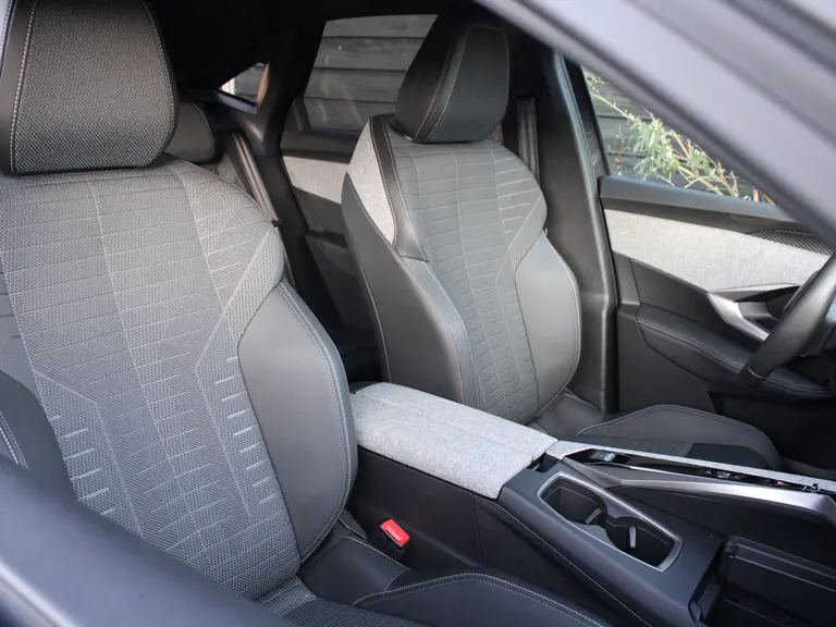 Peugeot E-3008 Allure 73 kWh 214PK Automaat Navigatie, Rondomzichtcamera, Keyless Entry & Start, Parkeersensoren Voor & Achter afbeelding 16