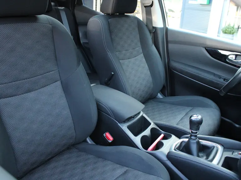 Nissan QASHQAI 1.6 164PK N-Connecta Navigatie, Camera en parkeerhulp rondom, Cruise Controle, Trekhaak. Keyless afbeelding 18