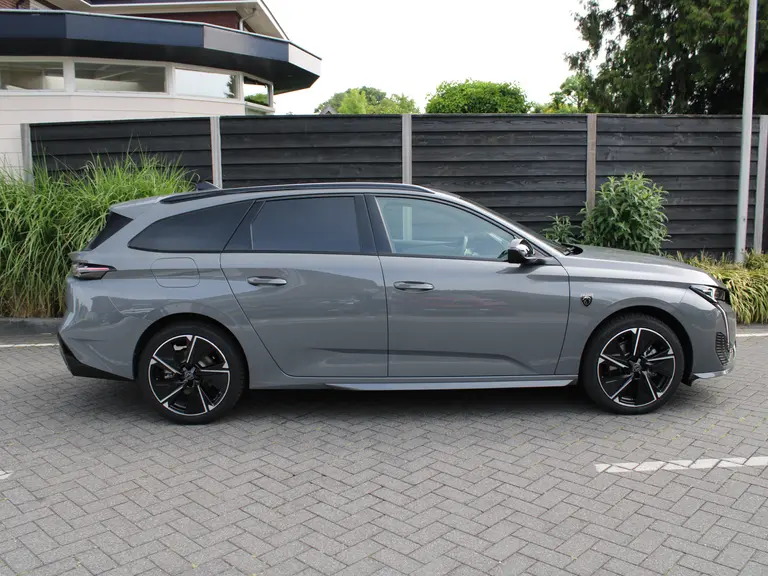 Peugeot e-308 SW GT 54 kWh 156PK Navigatie, Achteruitrijcamera, Stoel en Stuurverwarming, Parkeersensoren Voor & Achter afbeelding 12