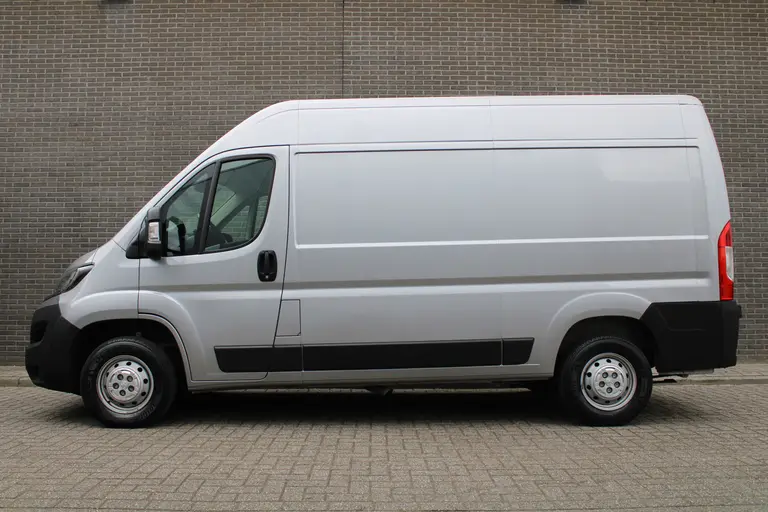 Peugeot Boxer 330 2.2 BlueHDi 140 L2H2 Asphalt CruiseControl, Trekhaak, Airco, Navigatie, Achteruitrijcamera, DAB Radio afbeelding 3
