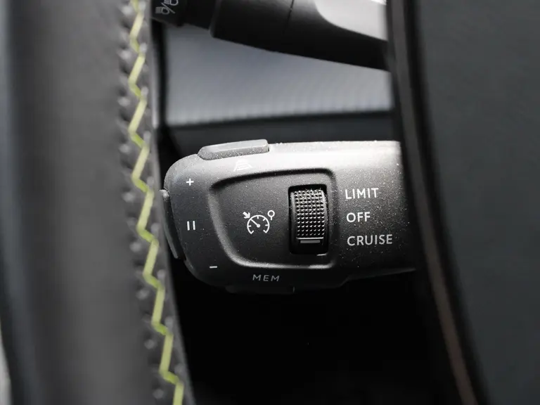Peugeot e-208 EV GT Pack 50 kWh 136PK Navigatie, Achteruitrijcamera, Panoramadak, Stoelverwarming, Adaptieve Cruise Control afbeelding 22