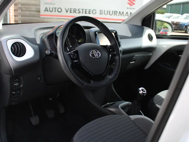 Toyota Aygo 1.0 VVT-i x-play Navigatie, Achteruitrijcamera, Carplay/Android Auto, Bluetooth, Airco afbeelding 5