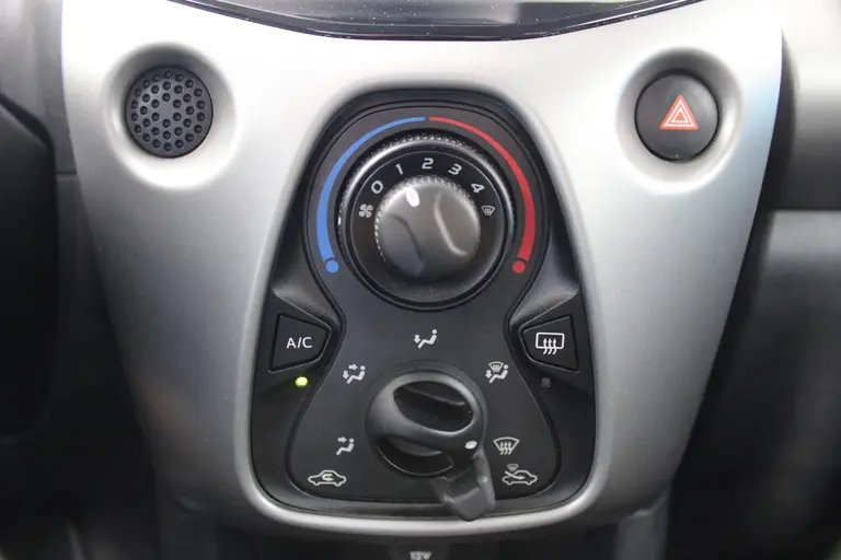 Toyota Aygo 1.0 VVT-i x-nav Achteruitrijcamera, Navigatie, Airco, Bluetooth afbeelding 19