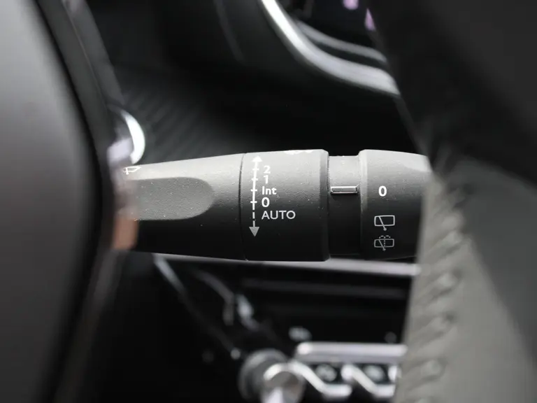 Peugeot e-2008 Allure 54 kWh 156PK inclusief batterijtest Navigatie, Rondomzichtcamera, Adaptieve Cruise Control, Keyless, Stoelverwarming afbeelding 24