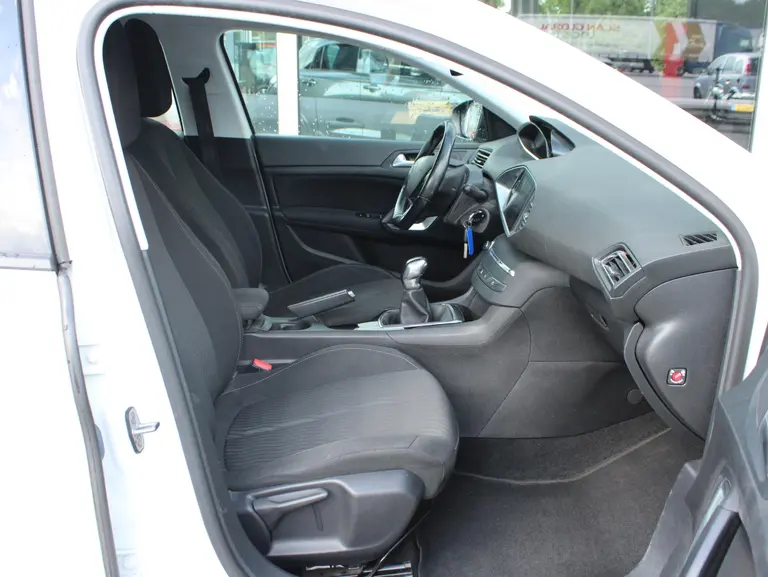Peugeot 308 1.2 PureTech Active Trekhaak, Climat control, Cruise control, Allseasonbanden, Lichtmetalen velgen afbeelding 9