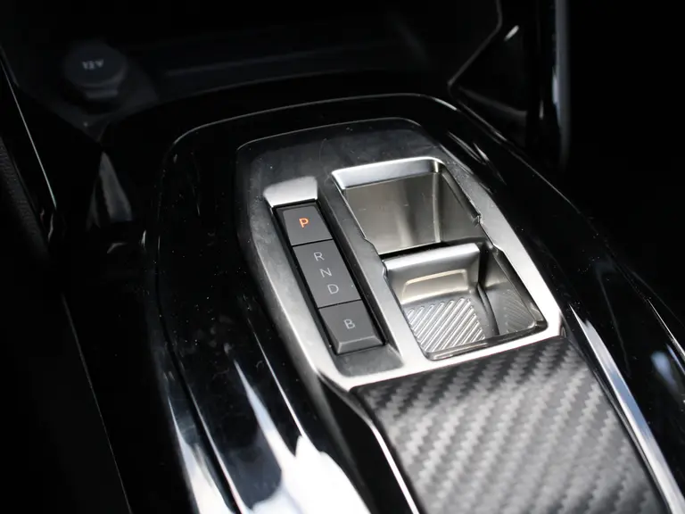 Peugeot e-2008 EV GT 50 kWh Navigatie, Lichtmetalen velgen 18 inch, Keyless Entry, Dodehoek detectie afbeelding 33