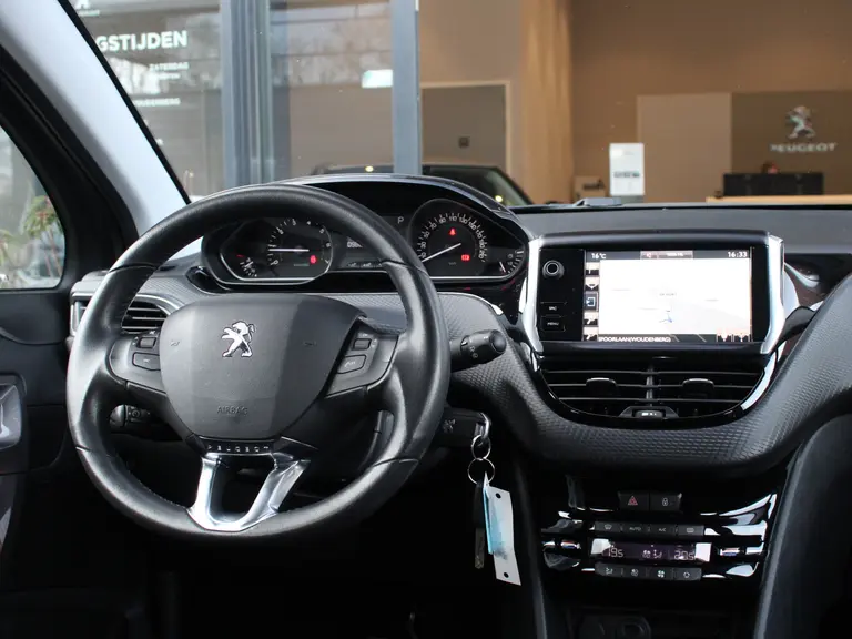 Peugeot 2008 1.2 PureTech Active 110PK Climate Control, Trekhaak, Navigatie afbeelding 11