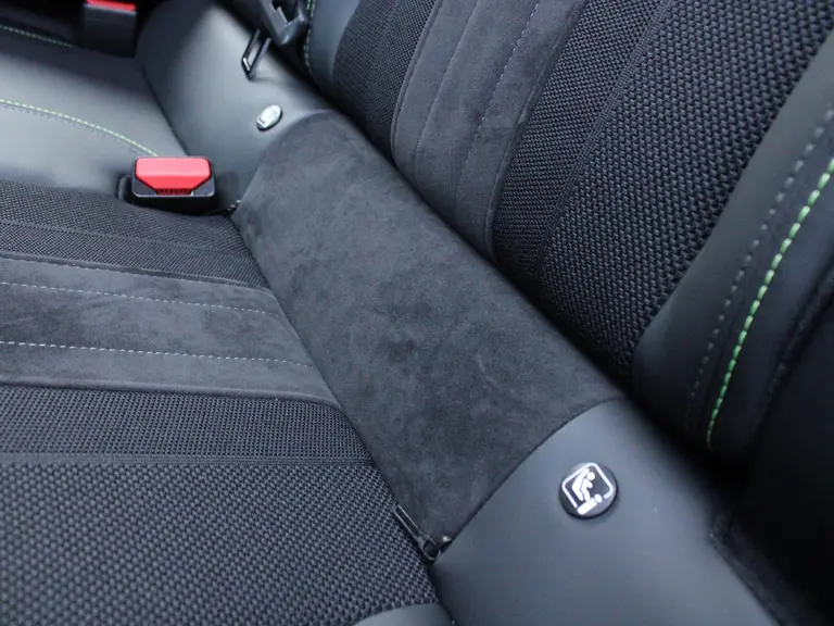 Peugeot 2008 GT Pack 1.2 PureTech 130PK EAT8 Automaat Panoramisch schuifkanteldak, Luxe Alcantara bekleding, Focal Hifi, Trekhaak afbeelding 42