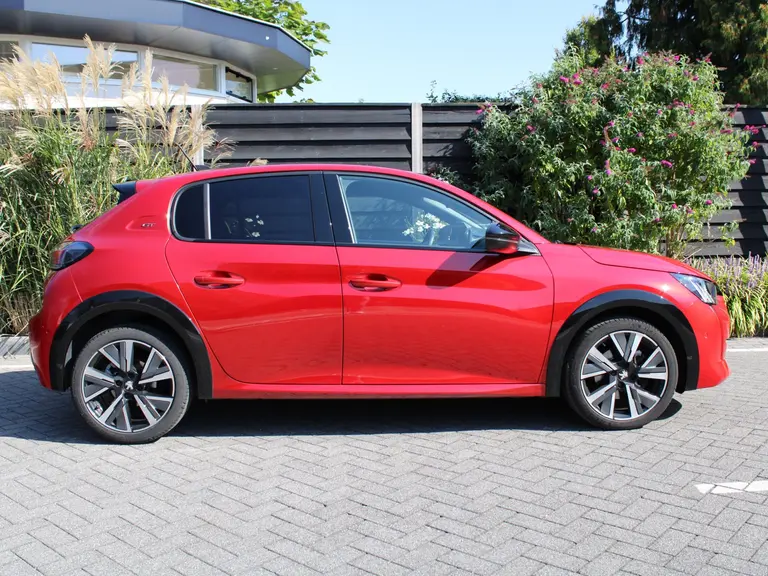 Peugeot 208 GT 1.2 PureTech 100PK Navigatie, Panoramadak, Keyless start, Achteruitrijcamera, Apple CarPlay-Android Auto, Parkeersensoren voor & achter afbeelding 7