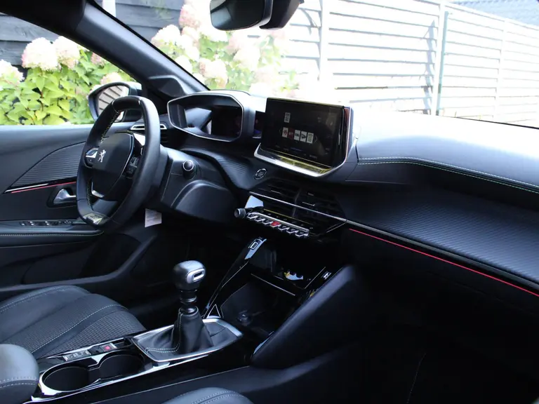 Peugeot 208 GT 1.2 PureTech 100PK Navigatie, Panoramadak, Keyless start, Achteruitrijcamera, Apple CarPlay-Android Auto, Parkeersensoren voor & achter afbeelding 17
