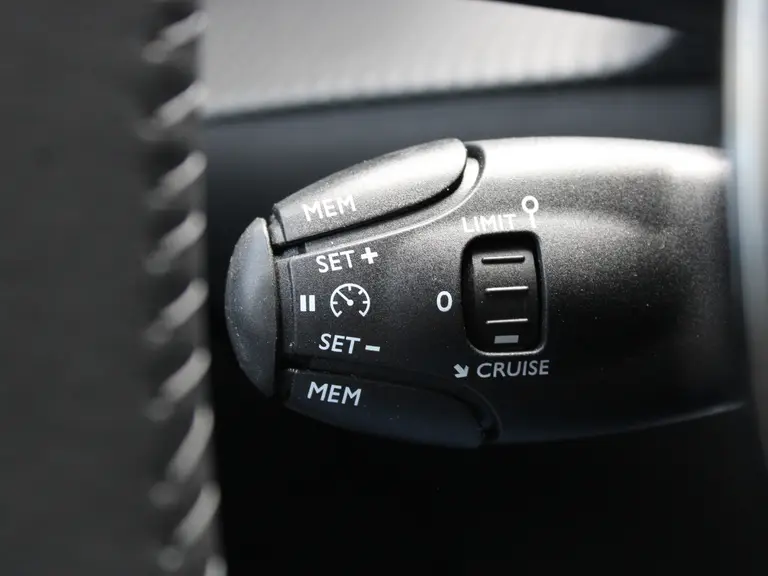 Peugeot e-208 Style 50 kWh 136PK Navigatie, Parkeersensoren voor & achter, Stoelverwarming, Led Koplampen afbeelding 19