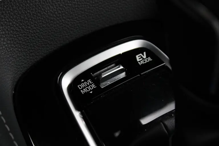 Toyota Corolla Touring Sports 1.8 Hybrid Dynamic Achteruitrijcamera, Stoelverwarming, Cruise Control Adaptief, Draadloze Telefoonlader afbeelding 37
