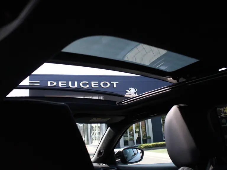 Peugeot 2008 GT Pack 1.2 PureTech 130PK EAT8 Automaat Panoramisch schuifkanteldak, Luxe Alcantara bekleding, Focal Hifi, Trekhaak afbeelding 50